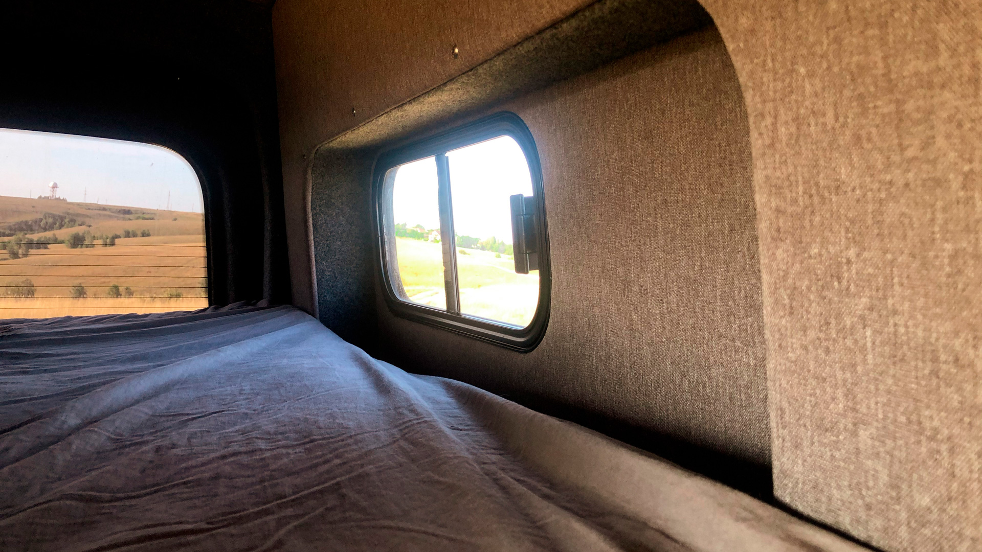 interiorul unei autorulote ford transit tapitat