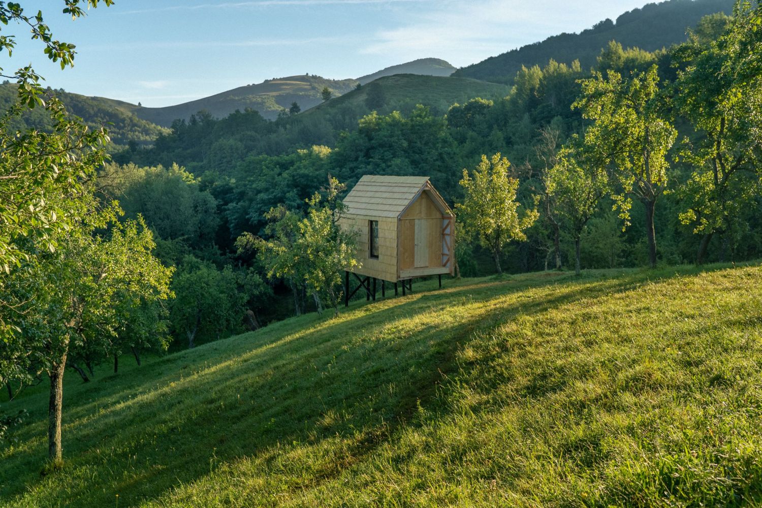 eco tiny house Căsuța este construită pe un teren de 15.000 mp, unde vor fi ridicate și altele