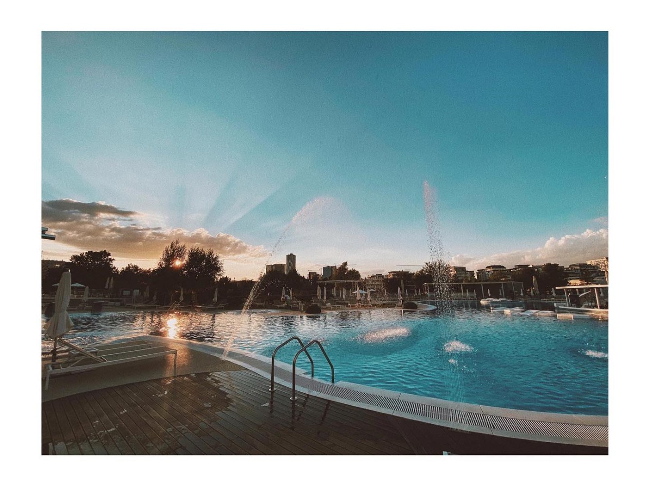 Dacă vrei o piscină mai elegantă, atunci AQUA e petru tine