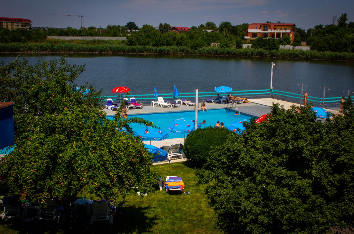 Piscina Playa 9 este amplasată pe malul lacului Străulești