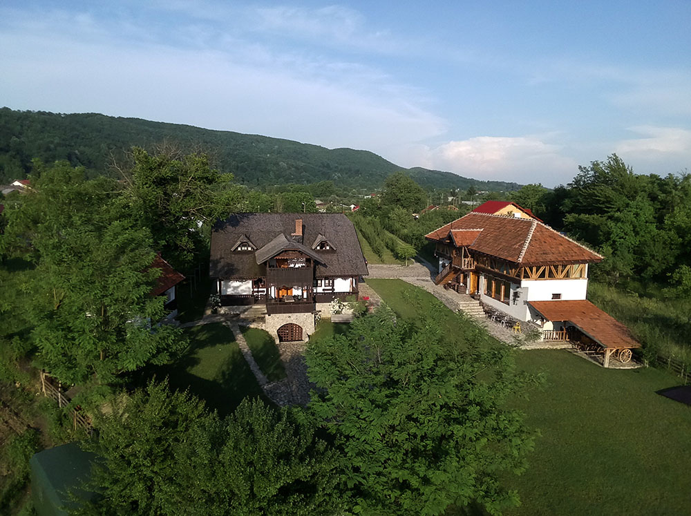 Gospodăria cuprinde mai multe case construite după tehnici străbune