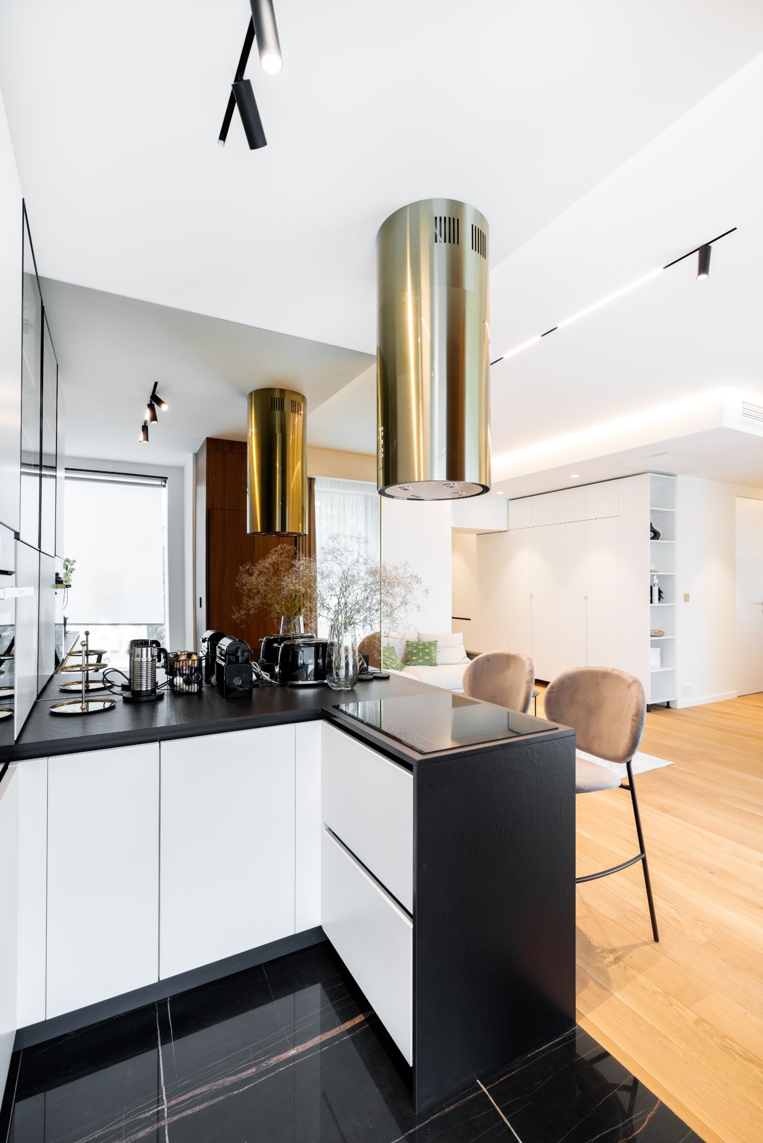 Apartament elegant amenajare Sami Bumbu Bucuresti - open space stil modern hota aurie