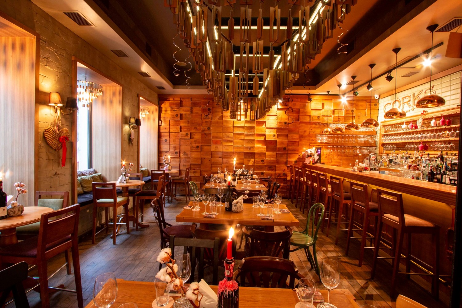 Corks Cozy Bar este unul dintre primele wine bar-uri deschise în oraș