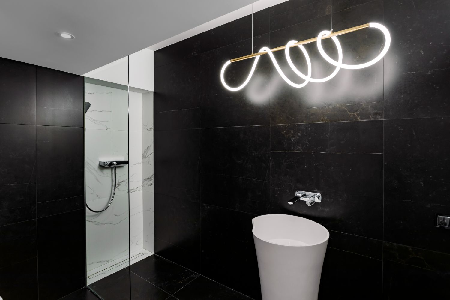 Amenajare baie alb negru lavoar freestanding penthouse Bucuresti - ACOS Design - Andrei Costea (2)