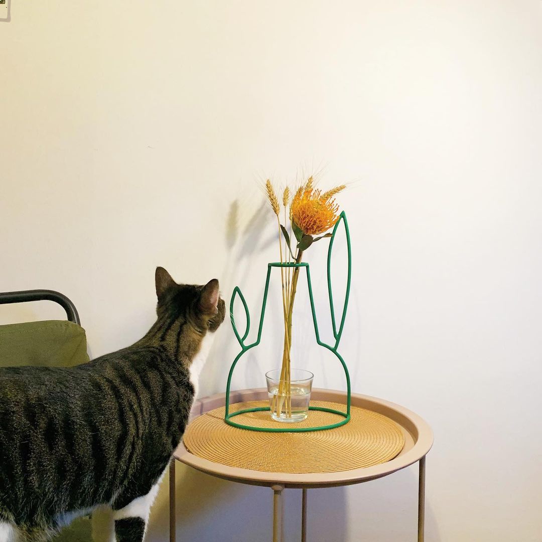 vaze decorative metal conturat