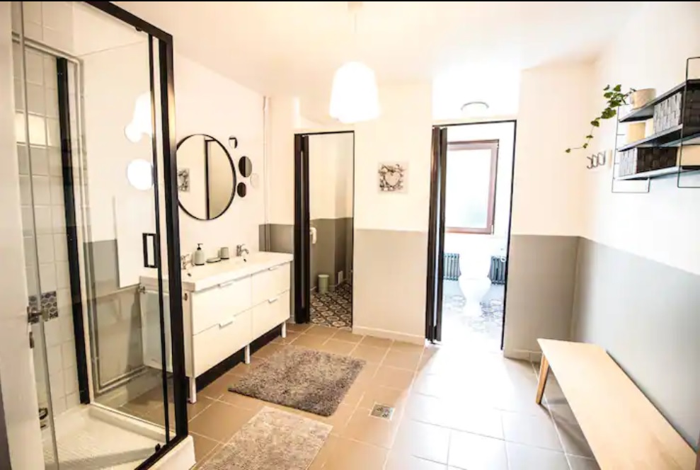 Baia cu două cabine de toaletă este foarte practică