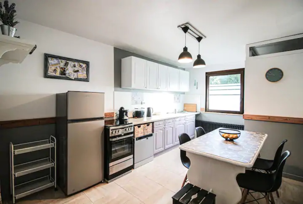 Casa are două dormitoare, un living imens, o baie și o bucătărie