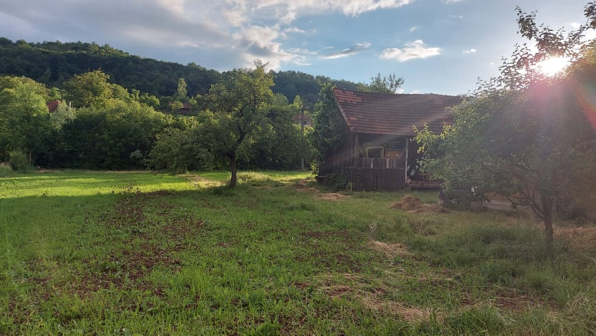 Casa are un teren de 4000 metri pătrați, satul Hărțăgani din Hunedoara