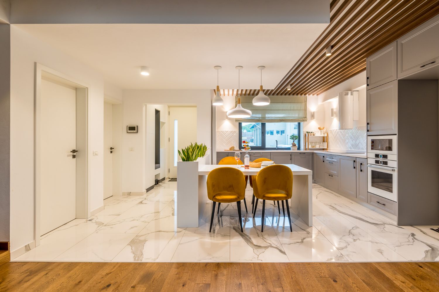 Bucatarie gri si alb - Casa Bihor - amenajare luxury Launtric Design - ADAS and More (1)