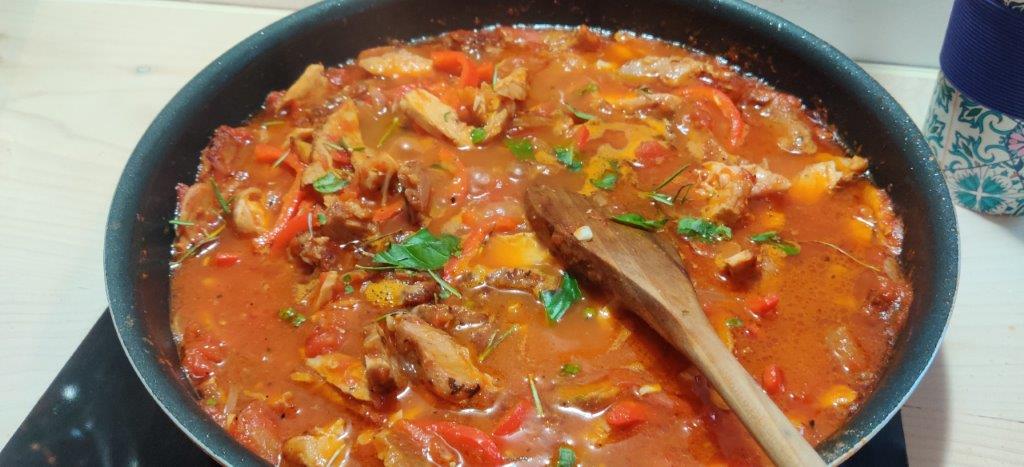 Curry de ton roșu proaspăt.