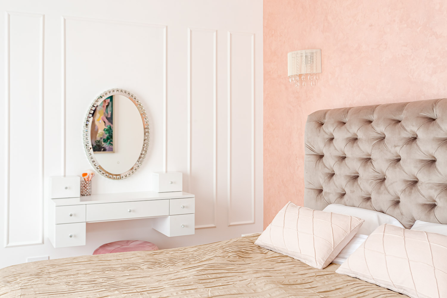 Amenajare casa Bucuresti iDecorate - dormitor matrimonial elegant perete roz