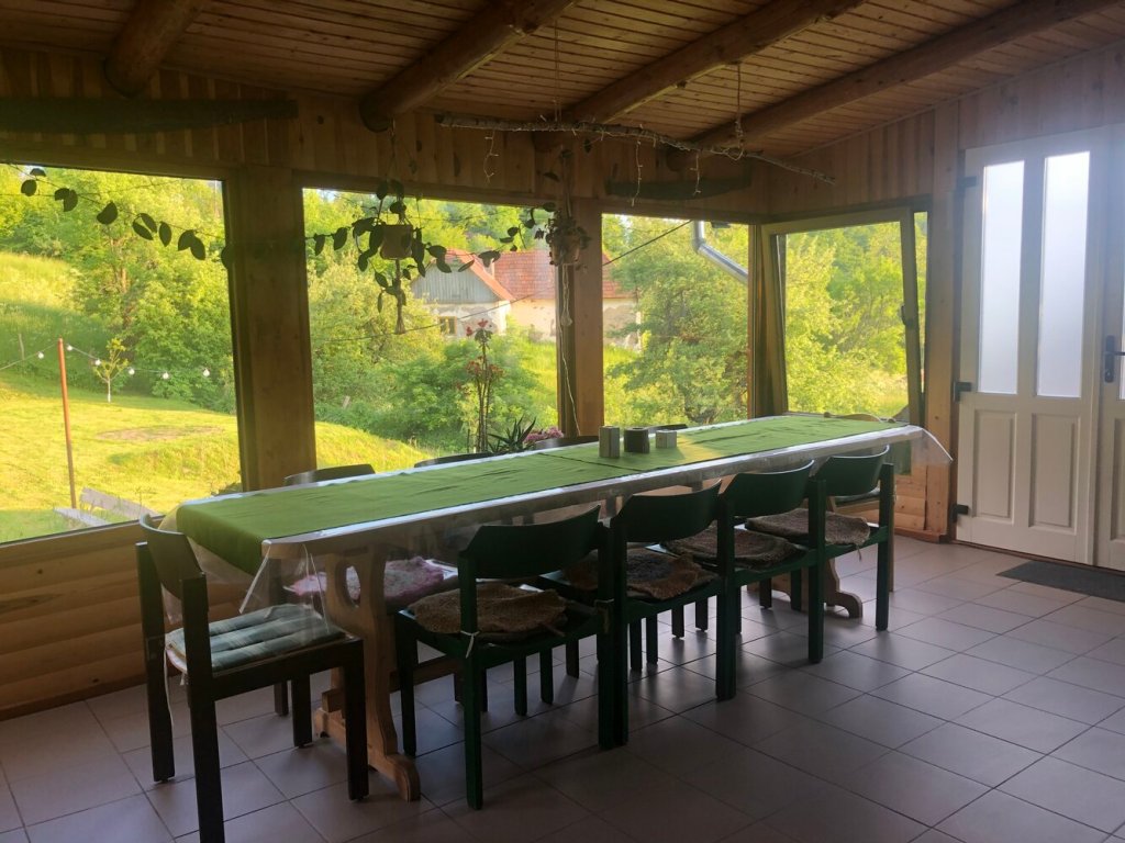 Interiorul terasei acoperite
