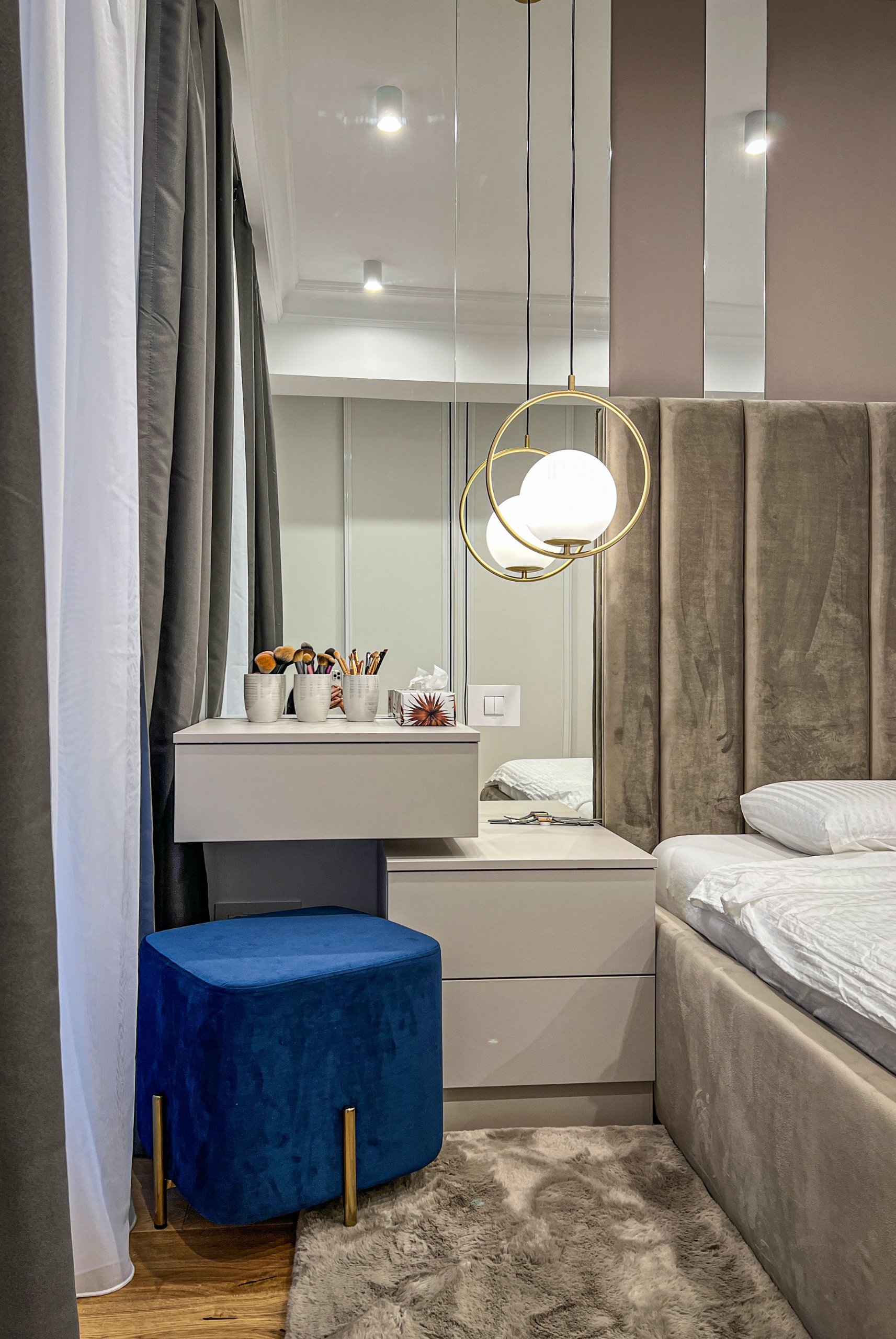 apartament cu trei camere măsuță toaletă