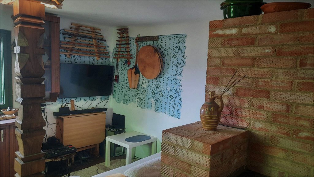 La nivelul de jos, casa este împărțită în două odăi, care împreună au 30 de metri pătrați,