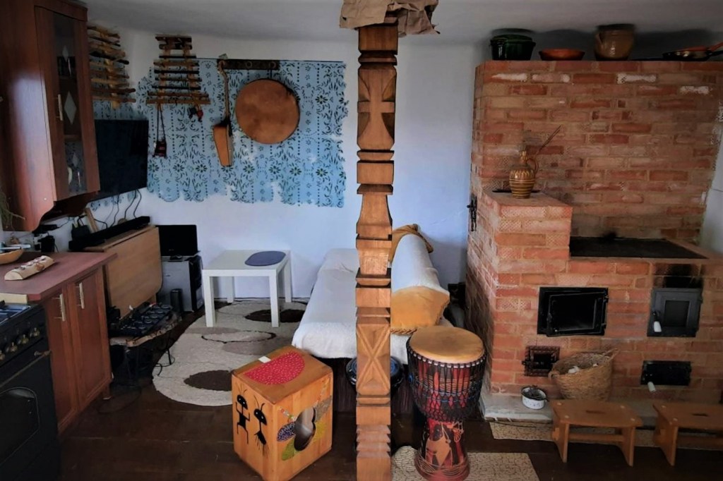 La nivelul de jos, casa este împărțită în două odăi, care împreună au 30 de metri pătrați,