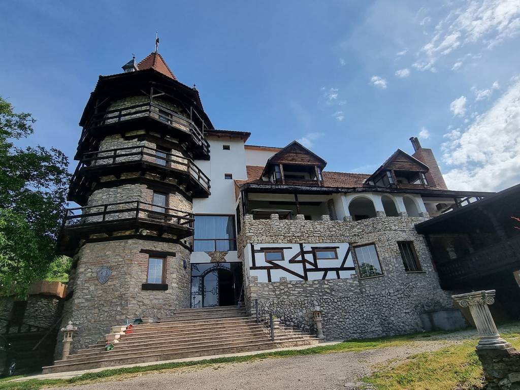 castelul lupilor facebook