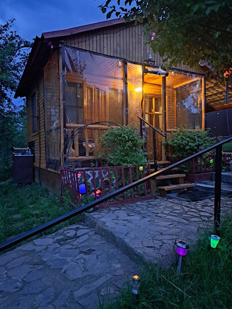 Adriana are o pasiune pentru luminițe și și-a decorat întreaga curte într-un mod inedit