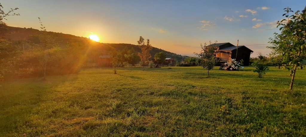 Tiny-ul de 8 metri lungime, poziționat între dealuri
