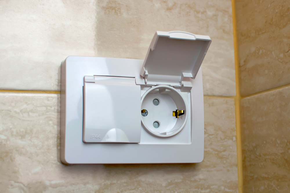 Ce reguli trebuie să respecți ca să montezi corect o priză în baie