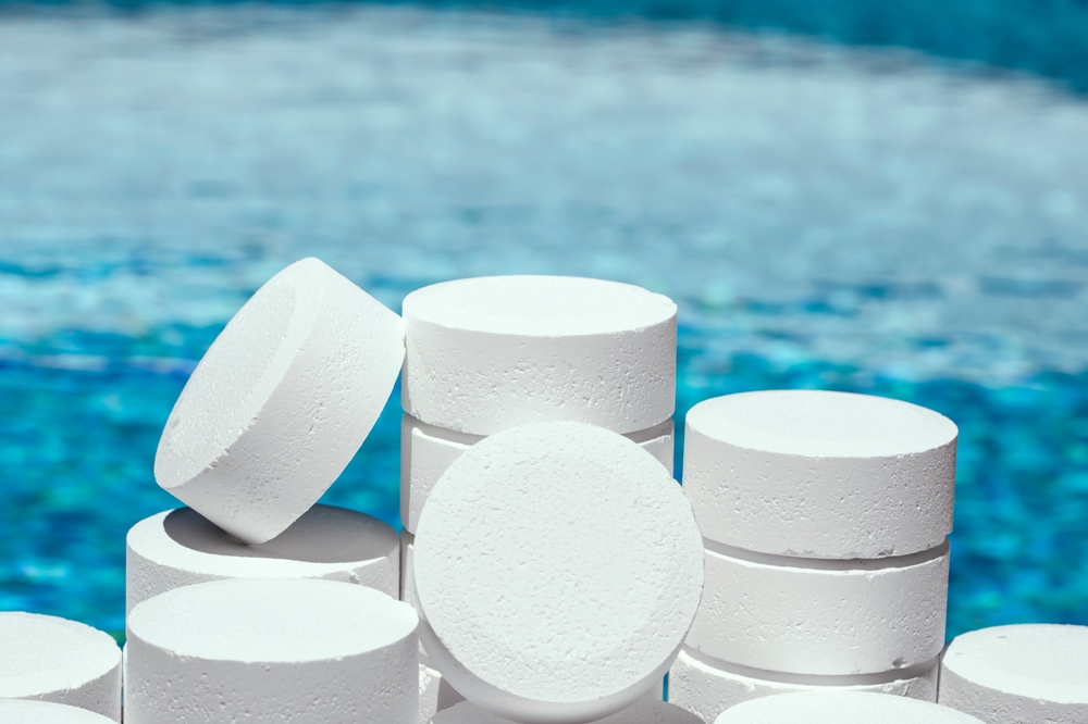ce se pune in piscina sa nu inverzeasca shutterstock