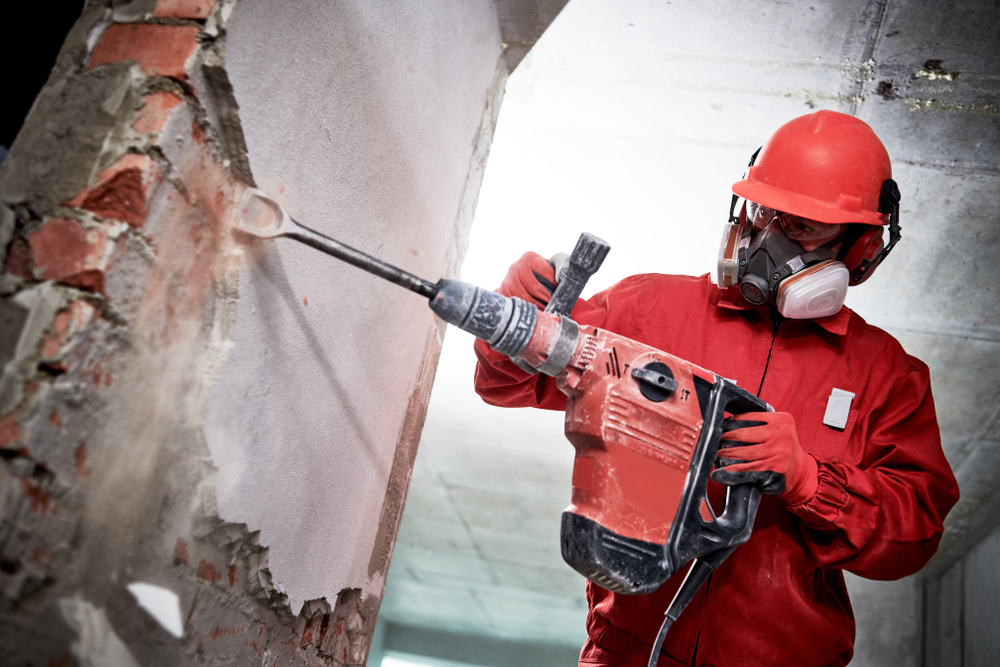 cat costa demolarea unei case shutterstock