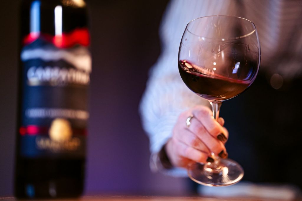 joc vin in pahar carpathia cabernet sauvignon merlot