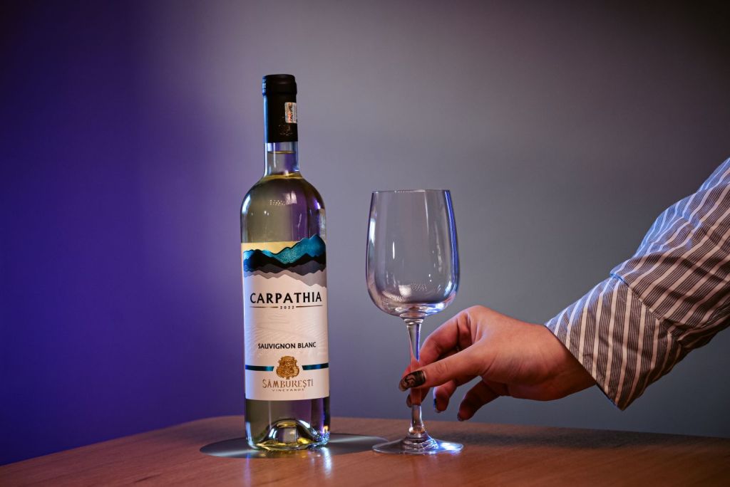 pahar vin alb sauvignon blanc carpathiia