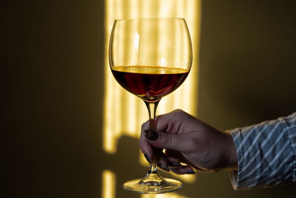 vin rosu in pahar