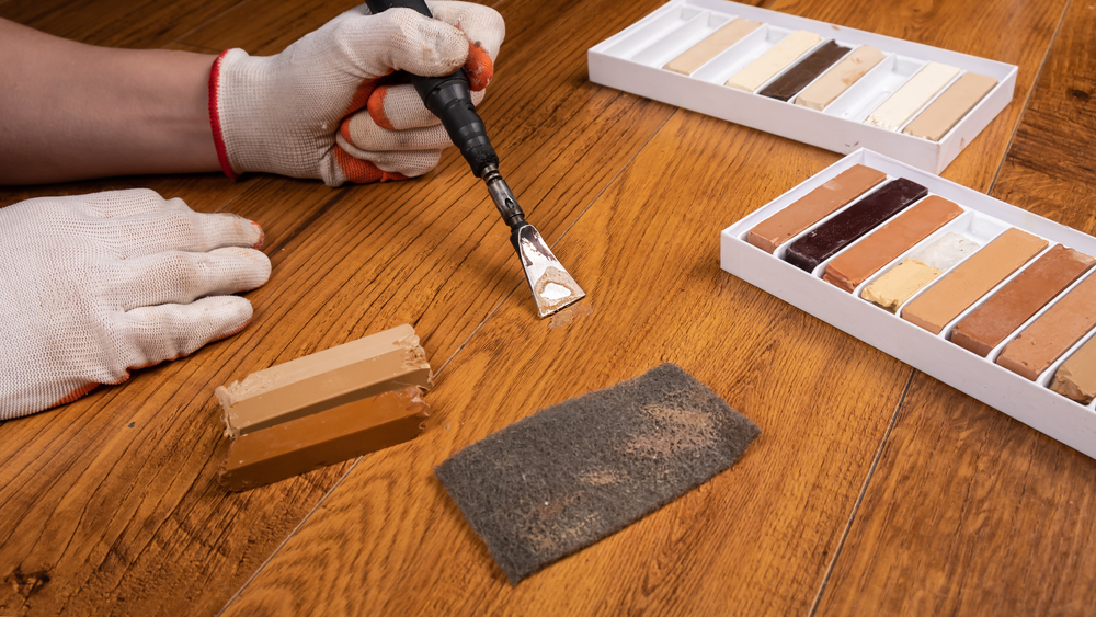 repararea zgarieturilor de pe parchet shutterstock