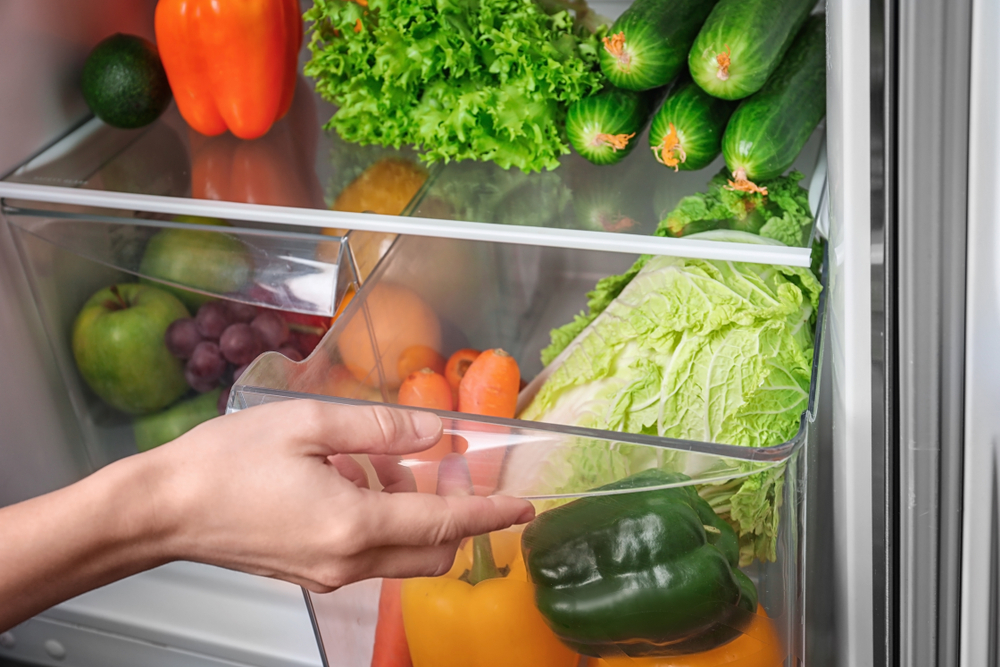 cum pastrezi salata la frigider shutterstock
