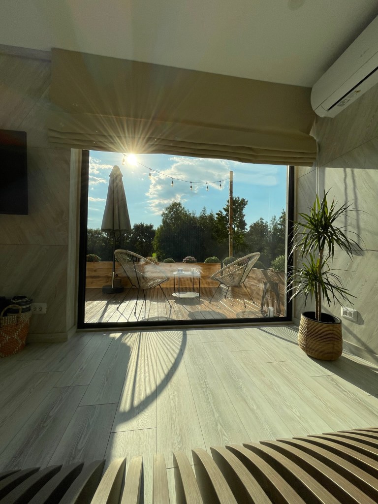 Inginerul a vrut un decor modern, aerisit, unde elemente principale să fie lumina și riflajele de lemn