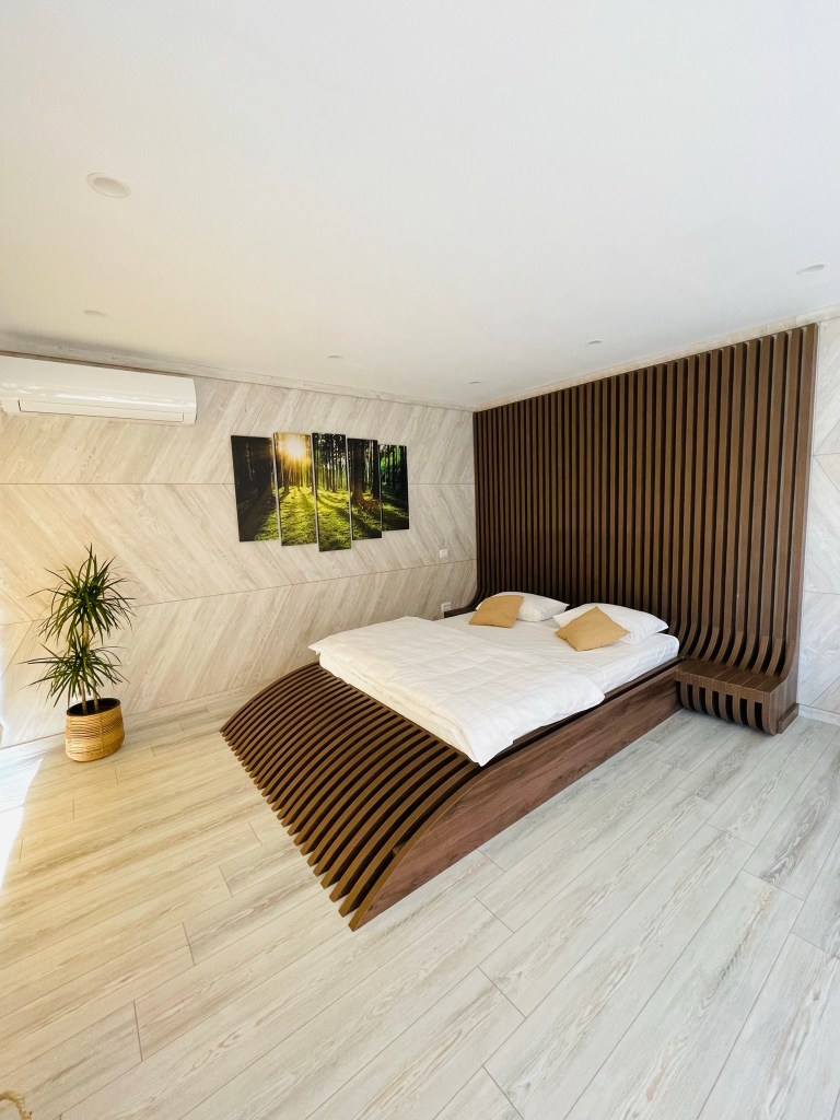 Inginerul a vrut un decor modern, aerisit, unde elemente principale să fie lumina și riflajele de lemn