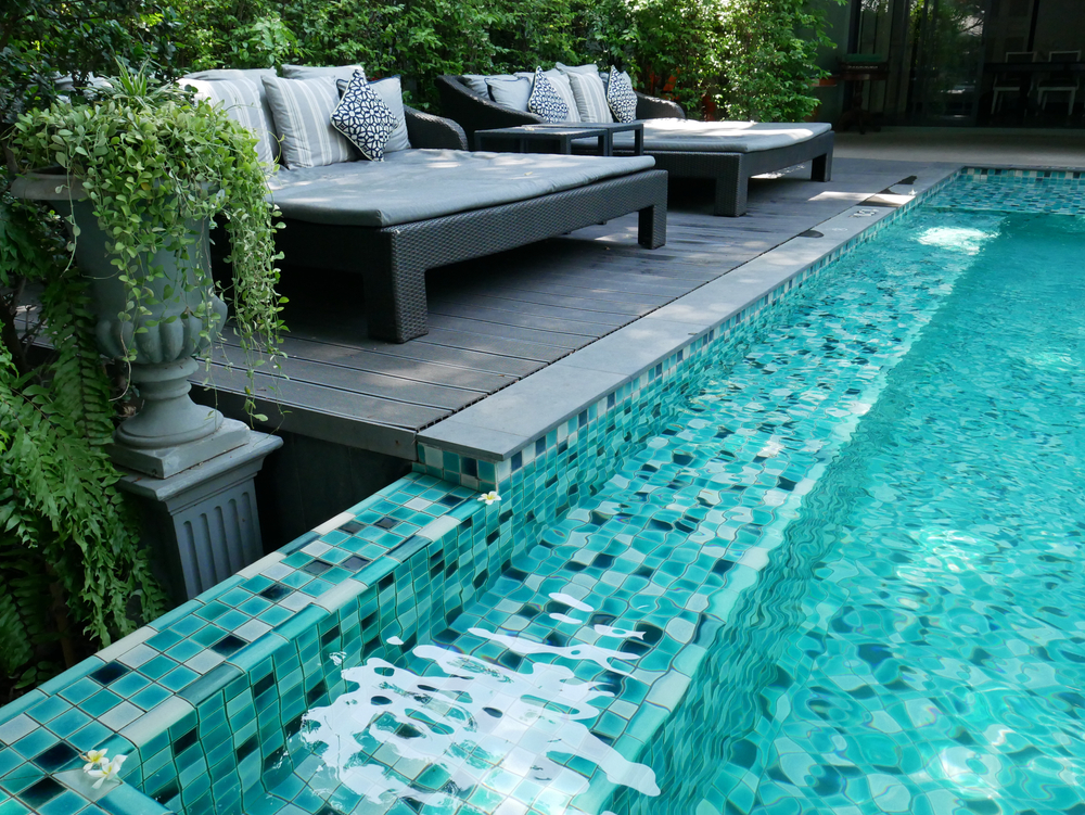mobilier din ratan pentru amenajare curte cu piscina