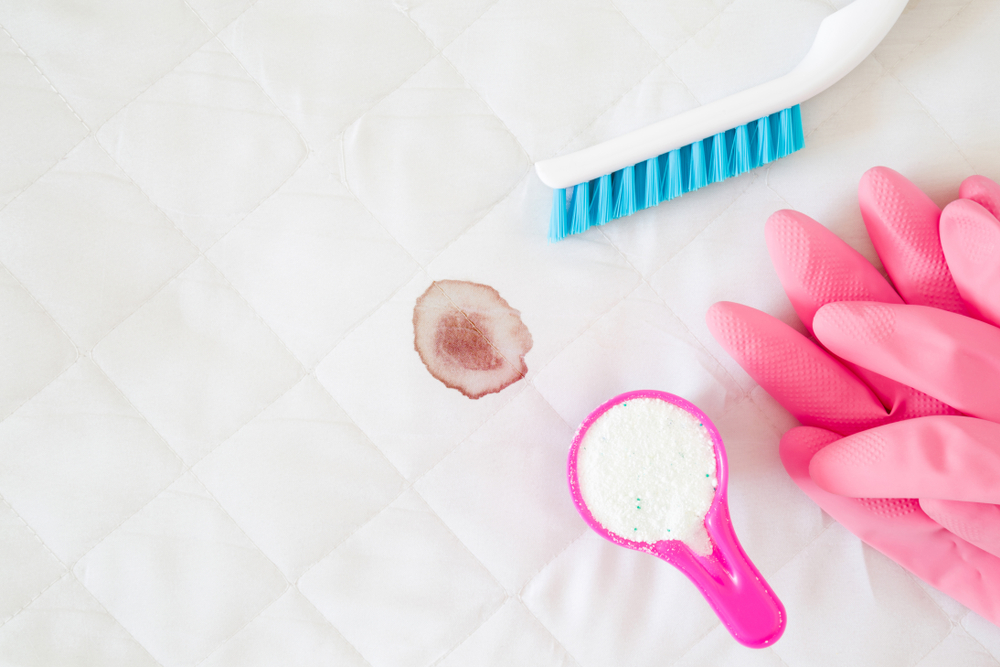 pata de sange pe saltea alba solutii curatare