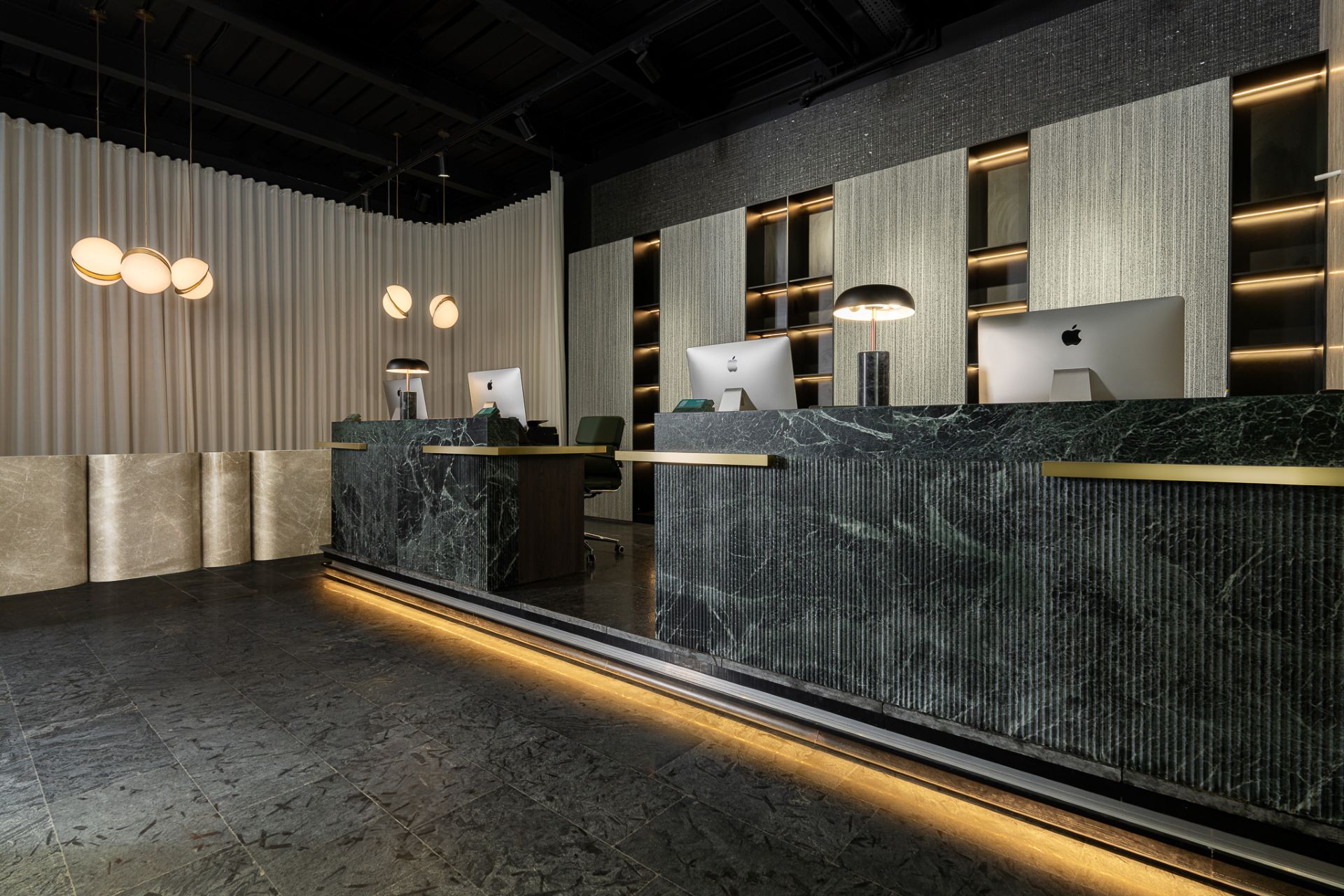Muzeu, galerie sau showroom: PIATRAONLINE lansează un nou flagship store ce redefinește designul de retail