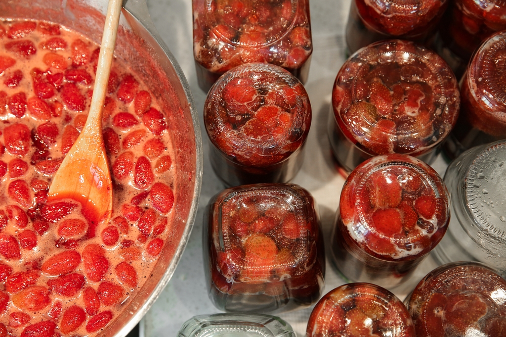 borcane cu dulceata de capsune si oala cu culceata
