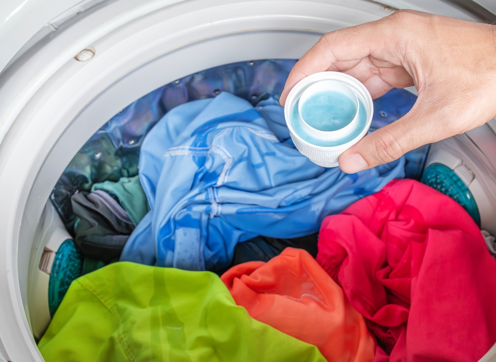 cupa cu detergent lichid pentru prespalarea hainelor