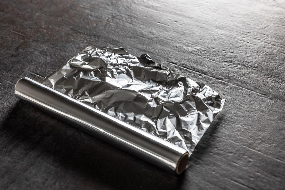 folie de aluminiu pusa in cuptorul cu microunde