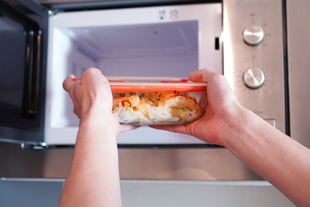 recipient plastic cu mancare pus in cuptorul cu microunde
