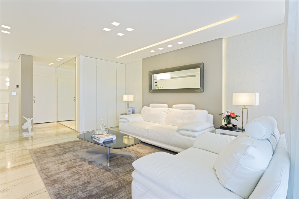 living cu canapea alba amenajat stil feng shui