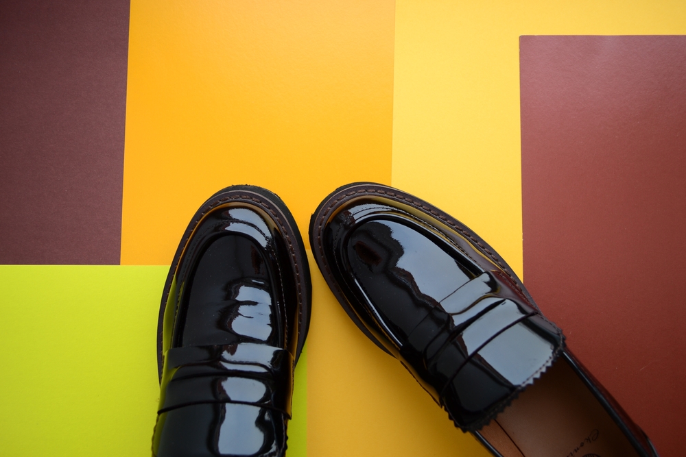 pantofi jegri piele lacuita pe fundal colorat
