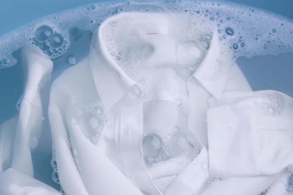 camasa alba spalata in apa cu detergent