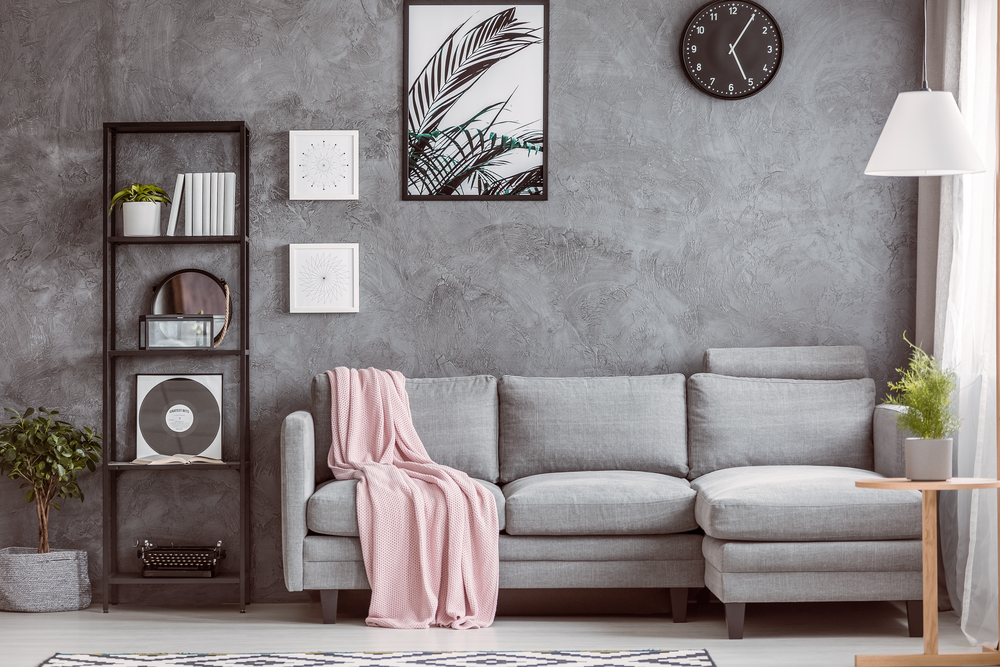 living gri amenajat spatios cu canapea gri raft, lustra