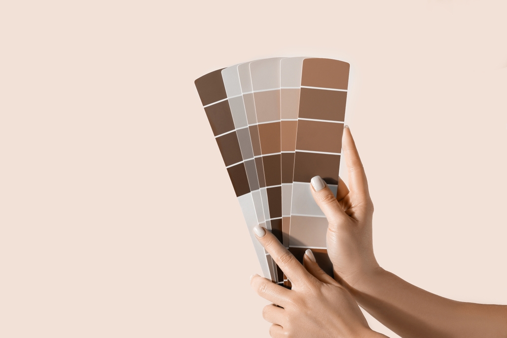 paleta culori mocha mousse culoarea anului 2025