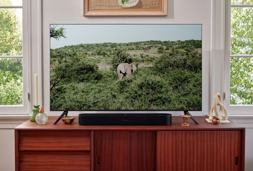 cadouri de craciun pentru cinefili soundbar sonos beam gen 2 conectat la un televizor 