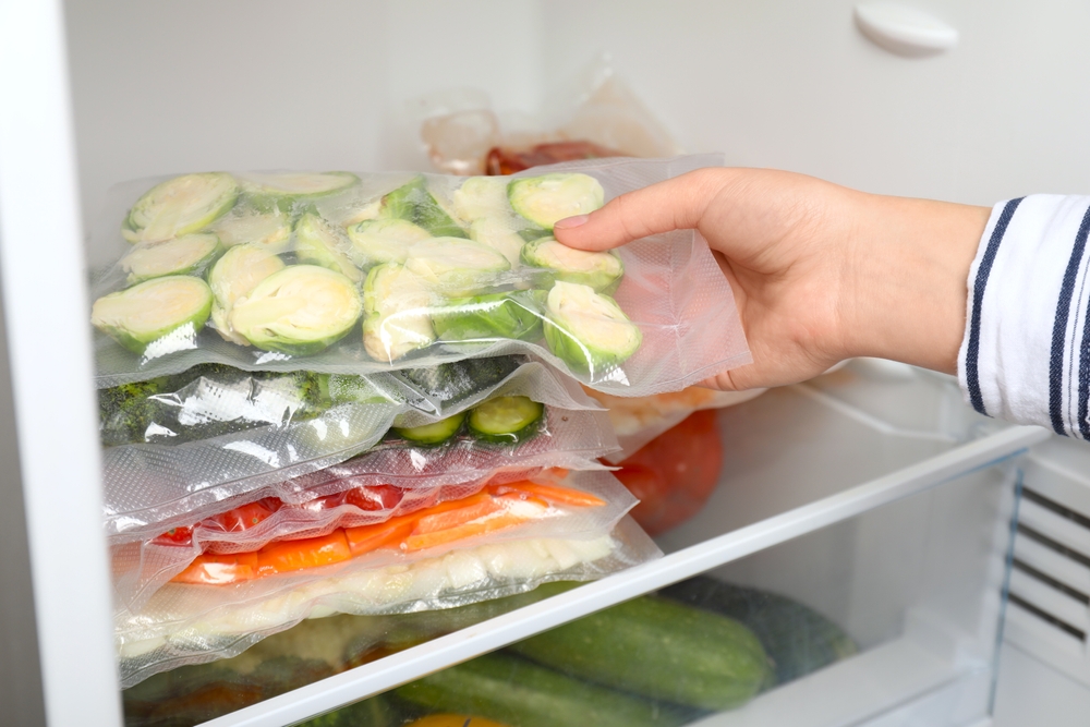 legume vidate puse la frigider de catre o femeie