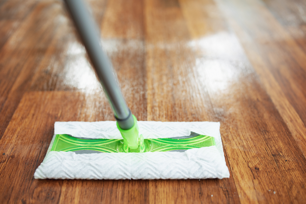 curatare parchet laminat cu mop