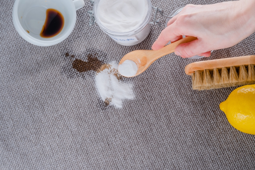 curățate mocheta pătată de cafea cu bicarbonat de sodiu