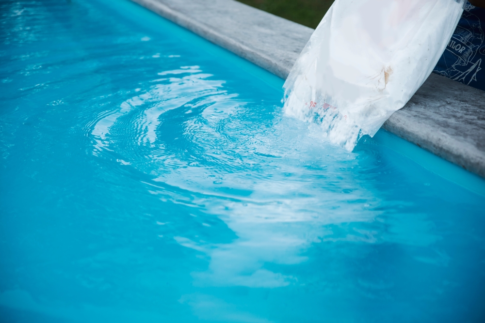 clor pus in apa din piscina