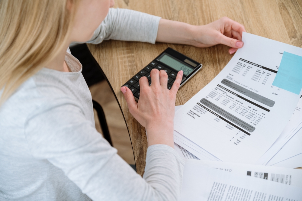 fond rulment vs fond reparatii calcul de către femeie blondă cu calculator
